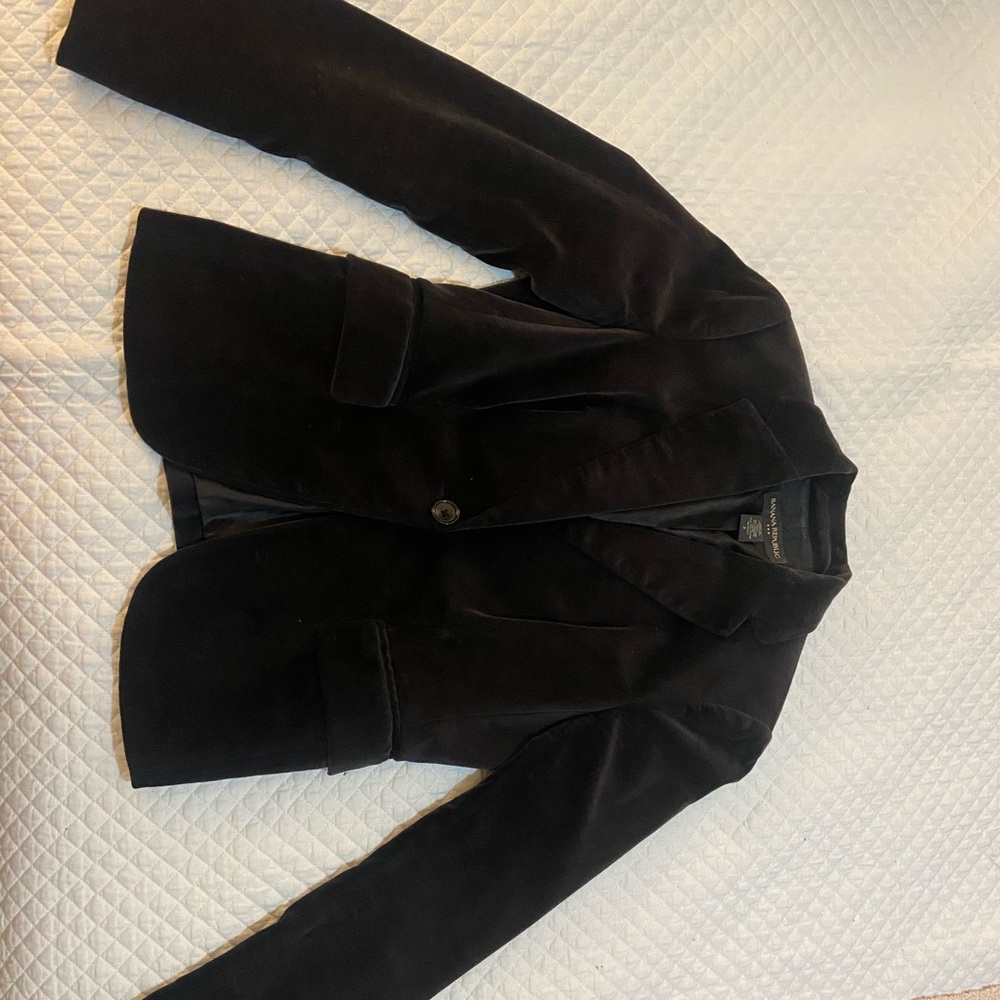 Dark grey velour blazer w 2 front pockets, feminine fit w small shoulder pads